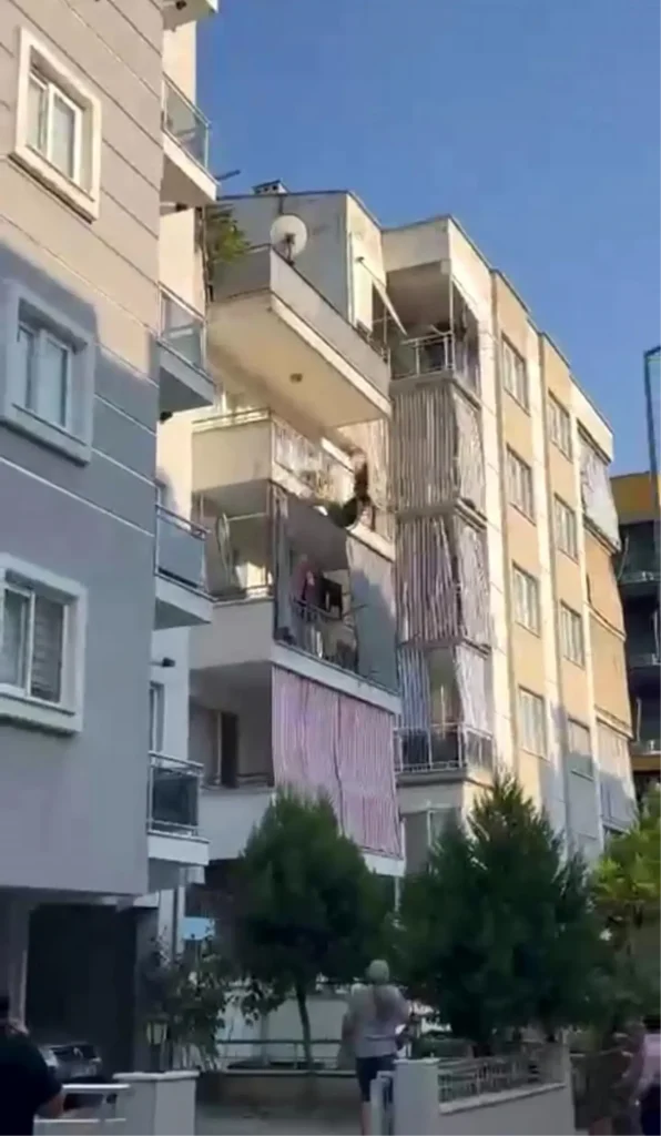 Aparmanin 3 Uncu Katindan Kendini Bosluga Bir 18776007 Amp - Yazar Kadın
