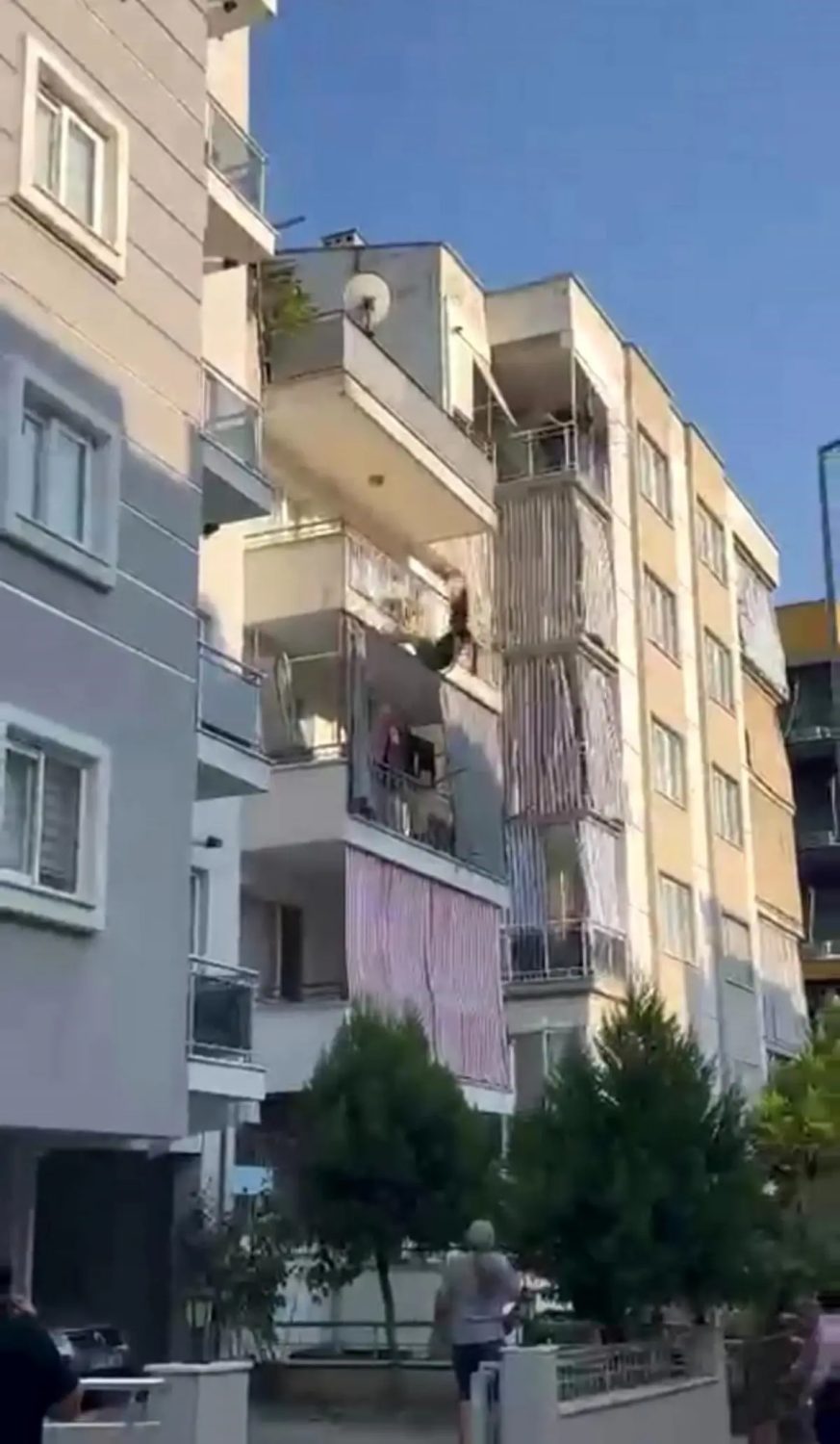 Aparmanin 3 Uncu Katindan Kendini Bosluga Bir 18776007 Amp - Yazar Kadın
