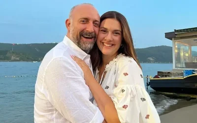 Bergüzar Korel, Bikinili Paylaşımlarıyla Dikkat Çekiyor