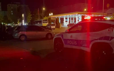 Yaşları 16 ve 17 olan genç kızlar arasındaki kanlı kavga
