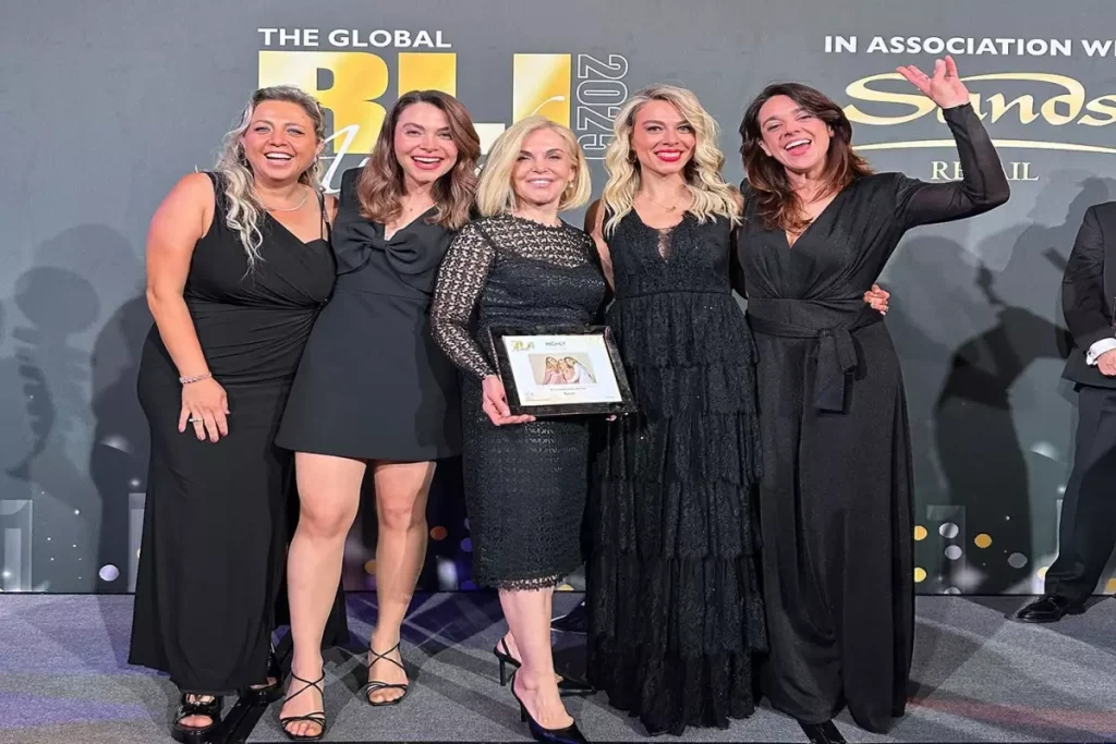 Bocan A Global Rli Awards Tan Uluslararasi Takdir 18792014 2234 Amp - Yazar Kadın