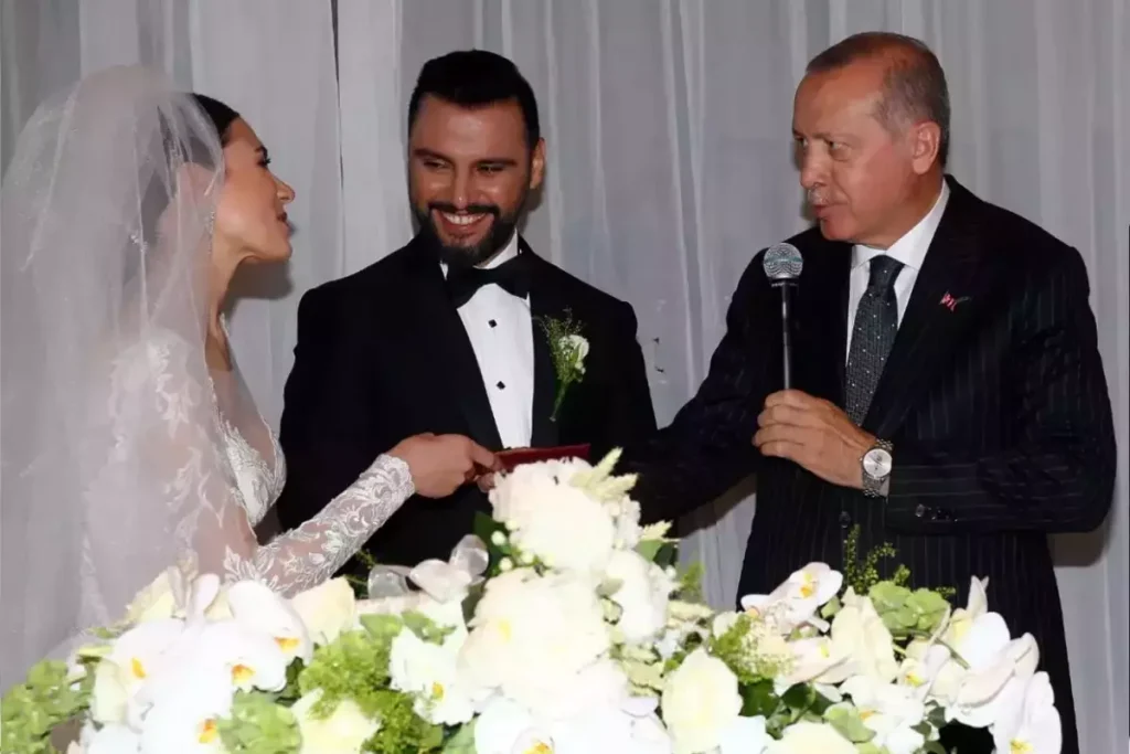 Buse Varol Dan Ucuncu Cocuk Israri Alisan I 18723158 1097 Amp - Yazar Kadın