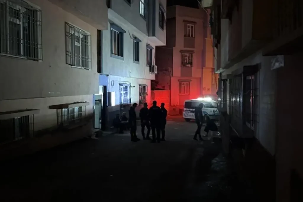 Evin Kilitli Odasinda Anne Ve Kizinin Cansiz 18719477 3968 Amp - Yazar Kadın