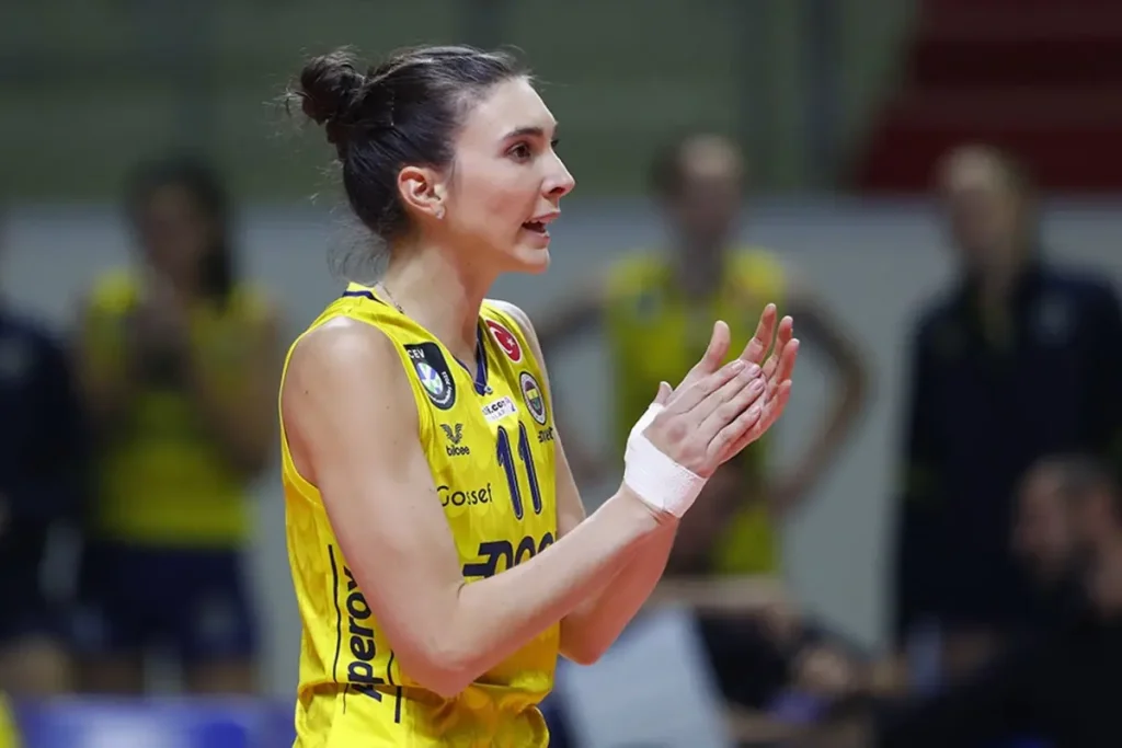 Fenerbahce Nin Efsanelerinden Naz Akyol 18738340 5745 Amp - Yazar Kadın