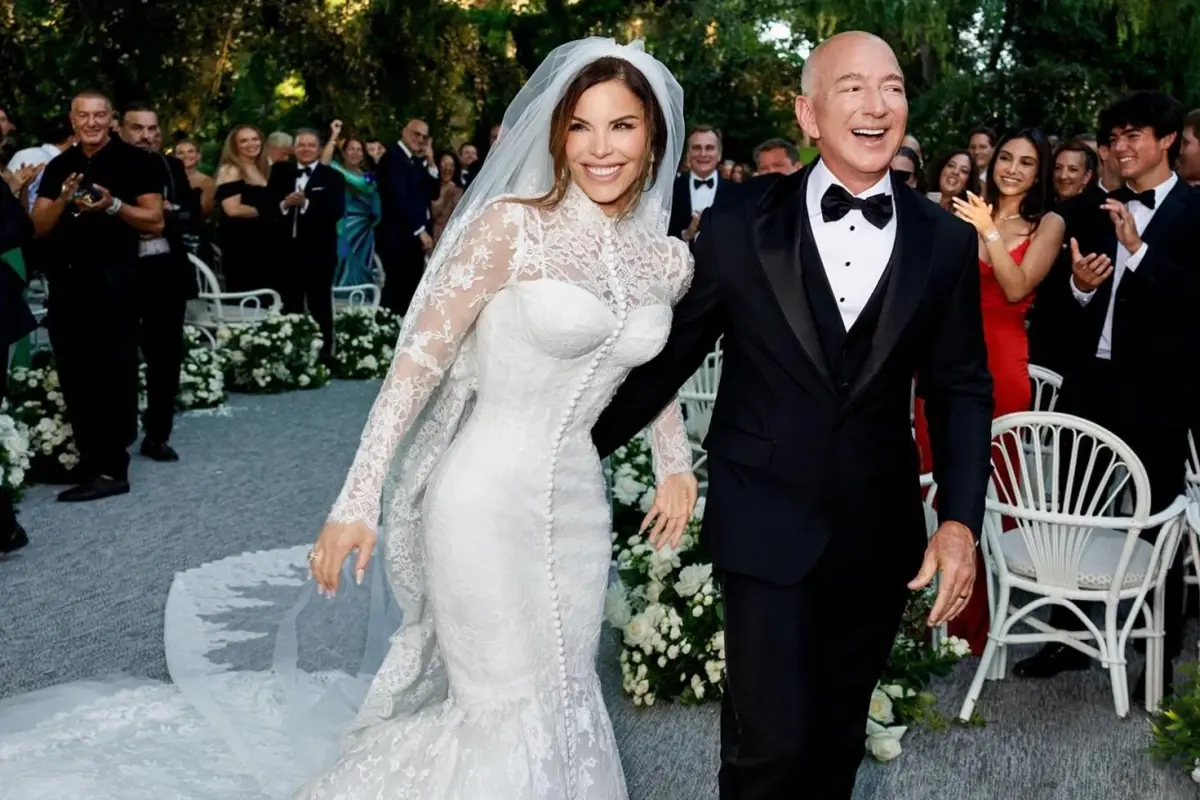 Jeff Bezos Tan Esine Dudak Ucuklatan Dugun 18796399 8377 Amp - Yazar Kadın