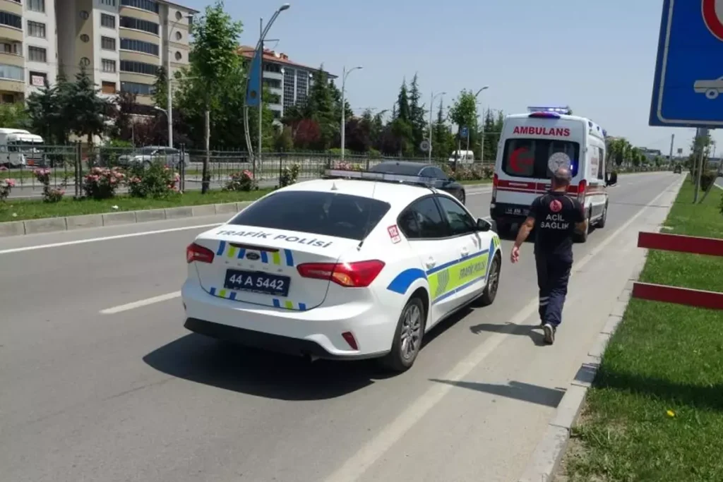 Karisi Aractan Atladi Koca Oylece Birakip Kacti 18722789 4958 Amp - Yazar Kadın