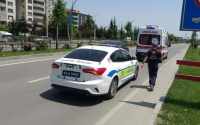 Eşini bırakıp kaçan koca, karısını araçtan atlatarak kaçtı.