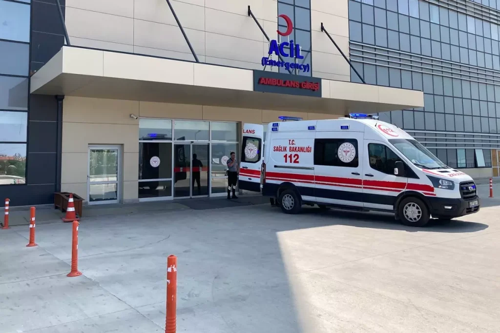 Kurban Eti Cekerken Kiyma Makinesine Elini 18718510 6760 Amp - Yazar Kadın