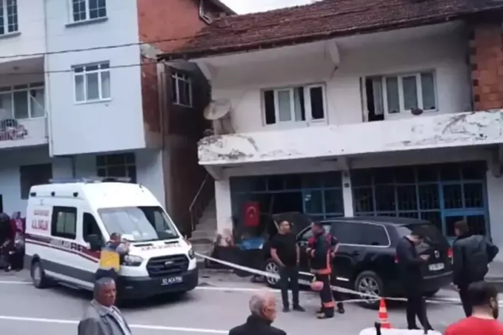 Ordu Da Kaldirimda Bekleyen Iki Kisi Cipin 18774732 2788 Amp - Yazar Kadın