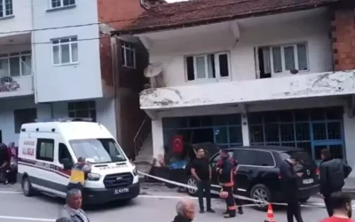 Kaldırımda bekleyen iki kişi cipin çarpmasıyla hayatını kaybetti