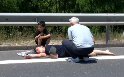 Küçük çocuk, yaralı annesinin yanından bir an bile ayrılmadı