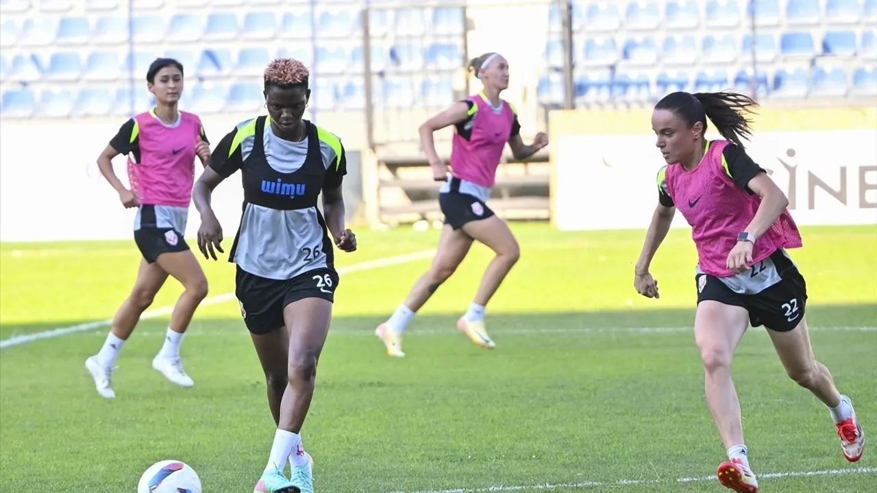Fomget Kadın Futbol Takımı, Uefa Şampiyonlar Ligi'ne Hazırlanıyor - Yazar Kadın