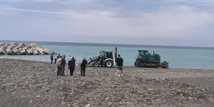 Kadın iş makinesinin altında kalarak yaşamını yitirdi