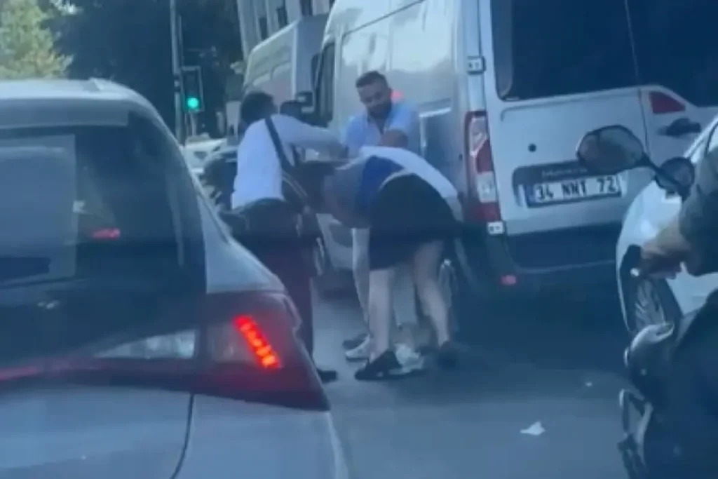 Kadin Yolcu Aracta Sigara Icmesine Karsi Cikan 18858005 1841 Amp - Yazar Kadın