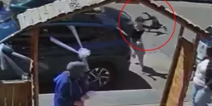 Karşıya geçen anne ve çocuğuna araba çarptı!