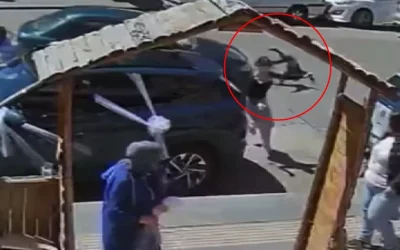 Karşıya geçen anne ve çocuğuna araba çarptı!