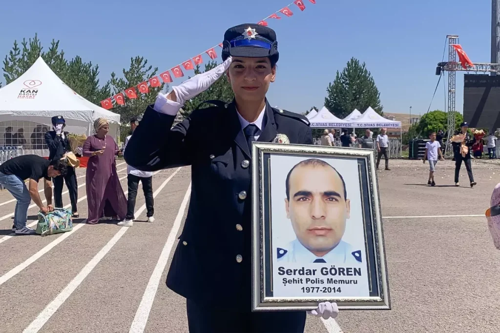 Sehit Polisin Kizi Da Polis Oldu 18875644 2059 Amp - Yazar Kadın