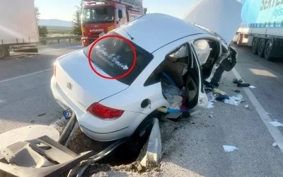 Üsteğmen traktöre çarpan otomobilde hayatını kaybetti, eşi ağır yaralı