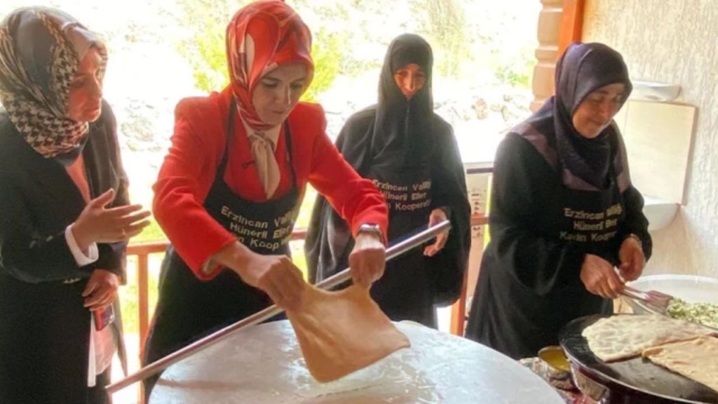 Bakan Göktaş, Kadın Eğitim Merkezi'nde Gözleme Pişirdi - Yazar Kadın