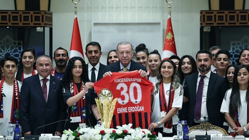 Cumhurbaşkanı Erdoğan, Yüksekovaspor Kadın Futbol Takımı'nı Ağırladı - Yazar Kadın