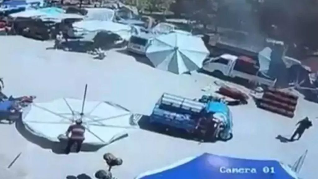 İzmir'de Pazar Şemsiyesi Hamile Kadın Ve Çocuğun Üzerine Düştü İkisi De Yaralandı - Yazar Kadın