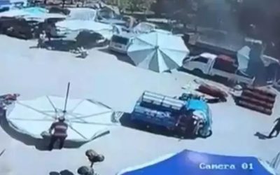 İzmir’de Pazar Şemsiyesi Hamile Kadın ve Çocuğun Üzerine Düştü: İkisi de Yaralandı