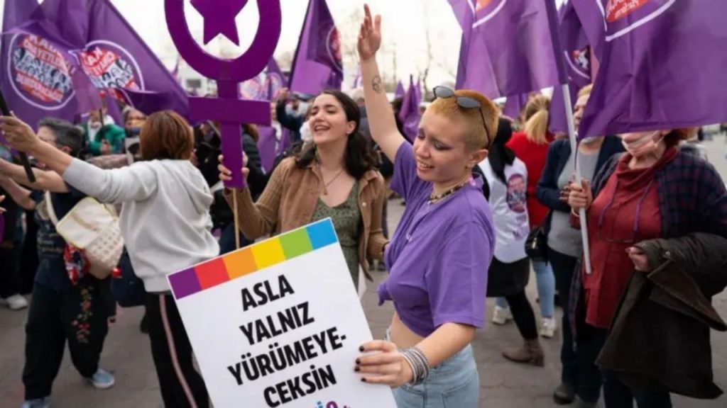 Kadınlar Sesini Yükseltiyor Tacize Karşı Dayanışma Güçleniyor - Yazar Kadın