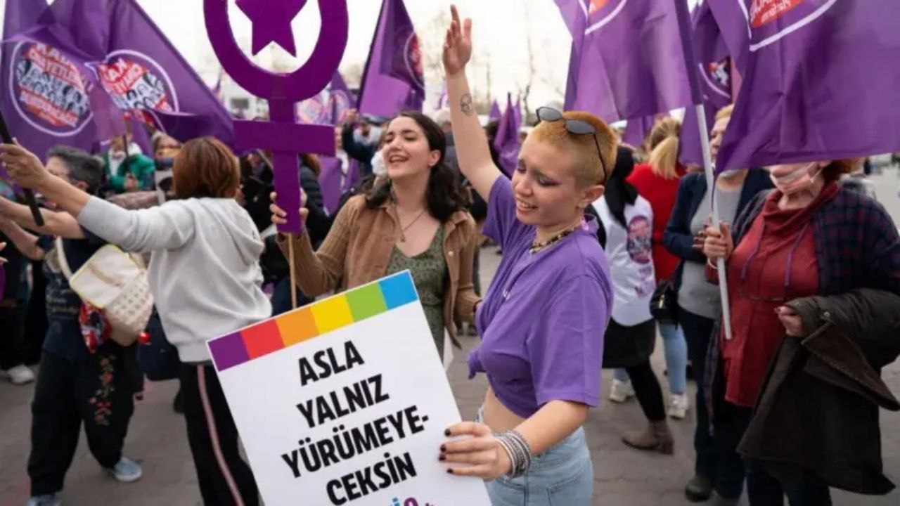 Kadınlar Sesini Yükseltiyor Tacize Karşı Dayanışma Güçleniyor - Yazar Kadın