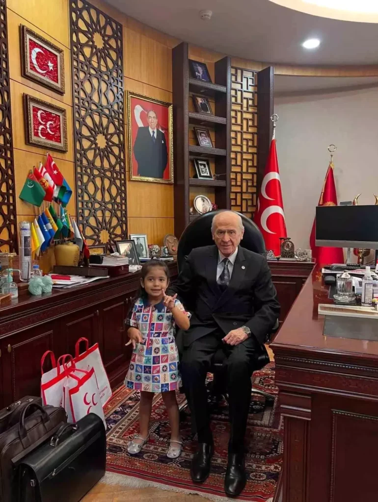 Bahceli Hayrani Minik Hilal Devlet Dedesi Nin 18976902 Amp - Yazar Kadın