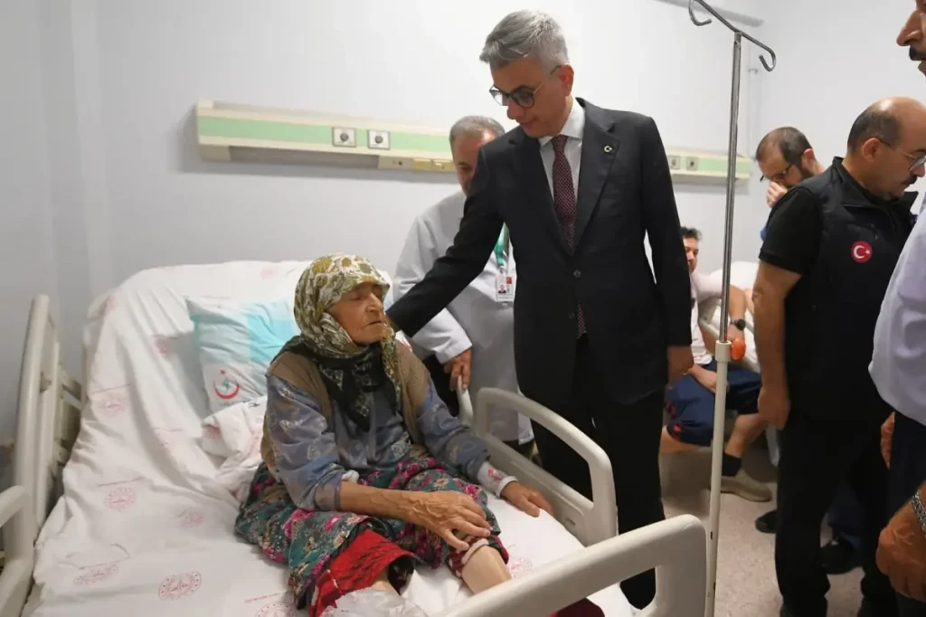 Balikesir De 6 1 Buyuklugunde Deprem 1 Olu 29 18934604 Amp - Yazar Kadın