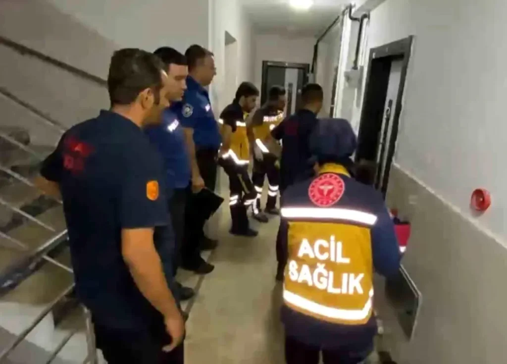 Esinin Eve Kilitledigi Kadin Hap Icip Intihar 18988039 Amp - Yazar Kadın