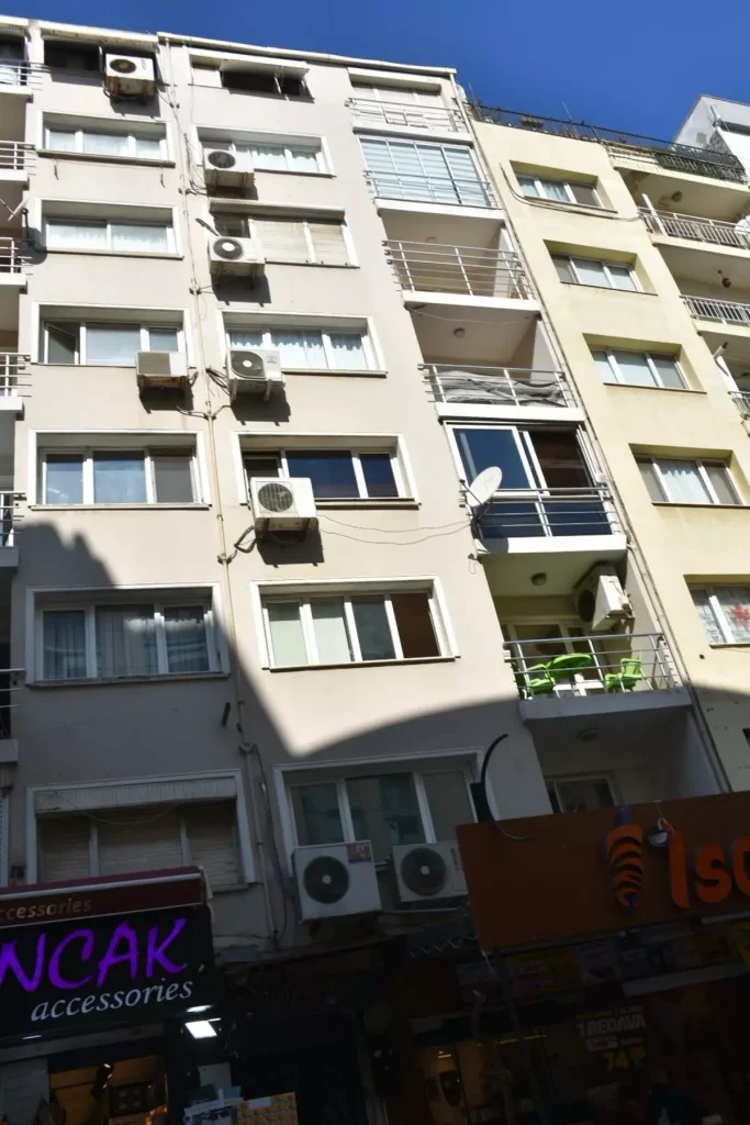 Kayip Olarak Aranirken Oturdugu Binanin 18992776 Amp - Yazar Kadın