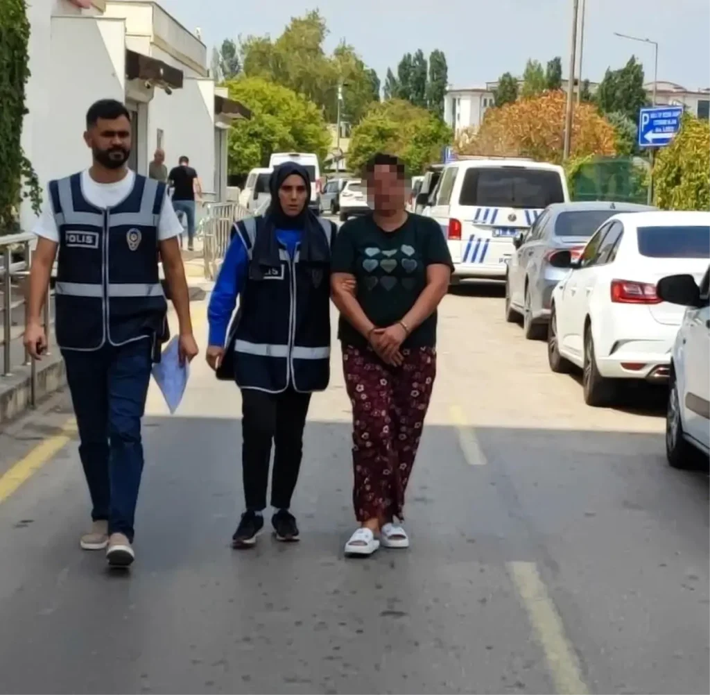Kizini Bicakla Kovalayan Anne Adliyeye Sevk E 18976450 Amp - Yazar Kadın