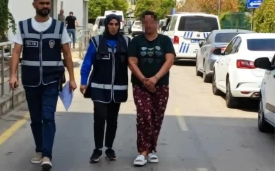 Adana’da Anne Kızını Bıçakla Kovaladı, Olay Anbean Kamerada!