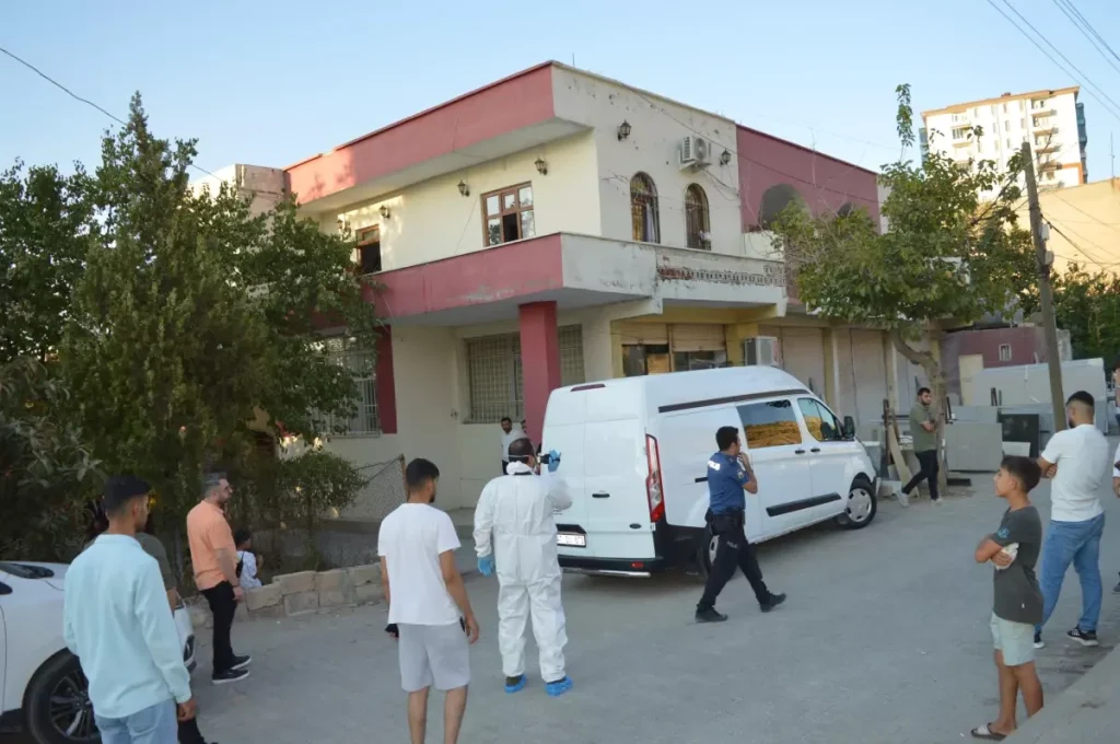 Mardin De 2 Kiz Kardesin Ardindan Bir Kadin D 18969473 Amp - Yazar Kadın