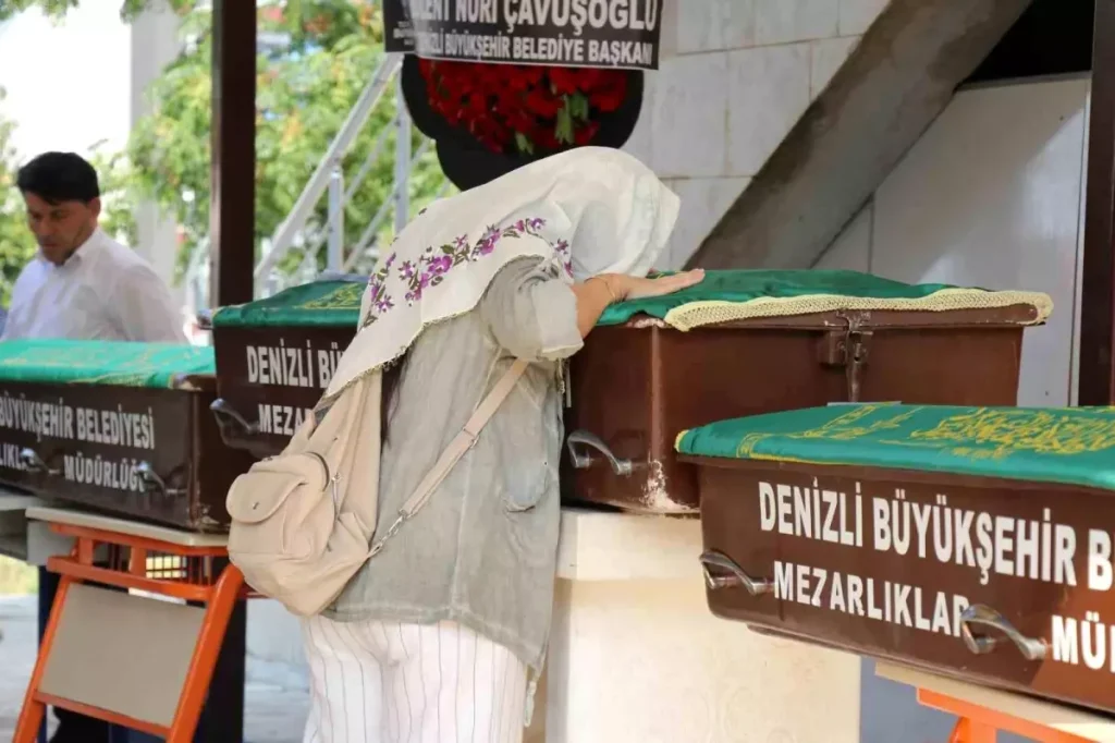 Polis Esi Tarafindan Uykuda Oldurulen Anne Ve 18907261 Amp - Yazar Kadın