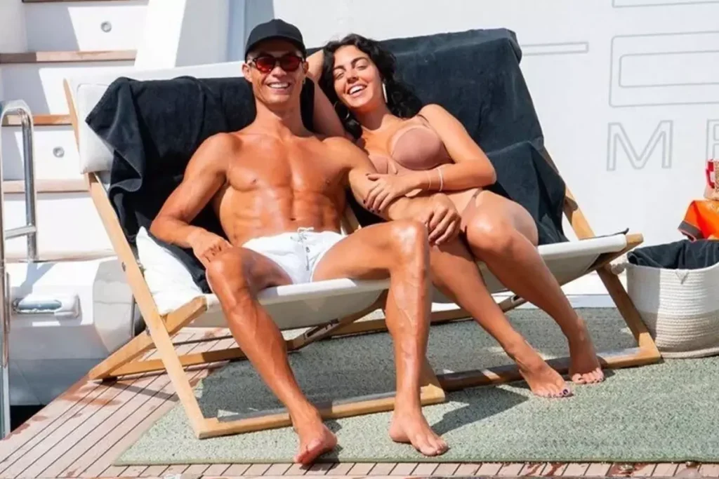 Ronaldo Dan 4 3 Milyon Euroluk Yuzuk 18952467 9739 Amp - Yazar Kadın