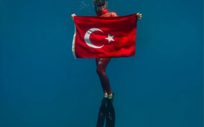 Şahika Ercümen, Zafer Bayramı için özel bir dalış gerçekleştirdi.