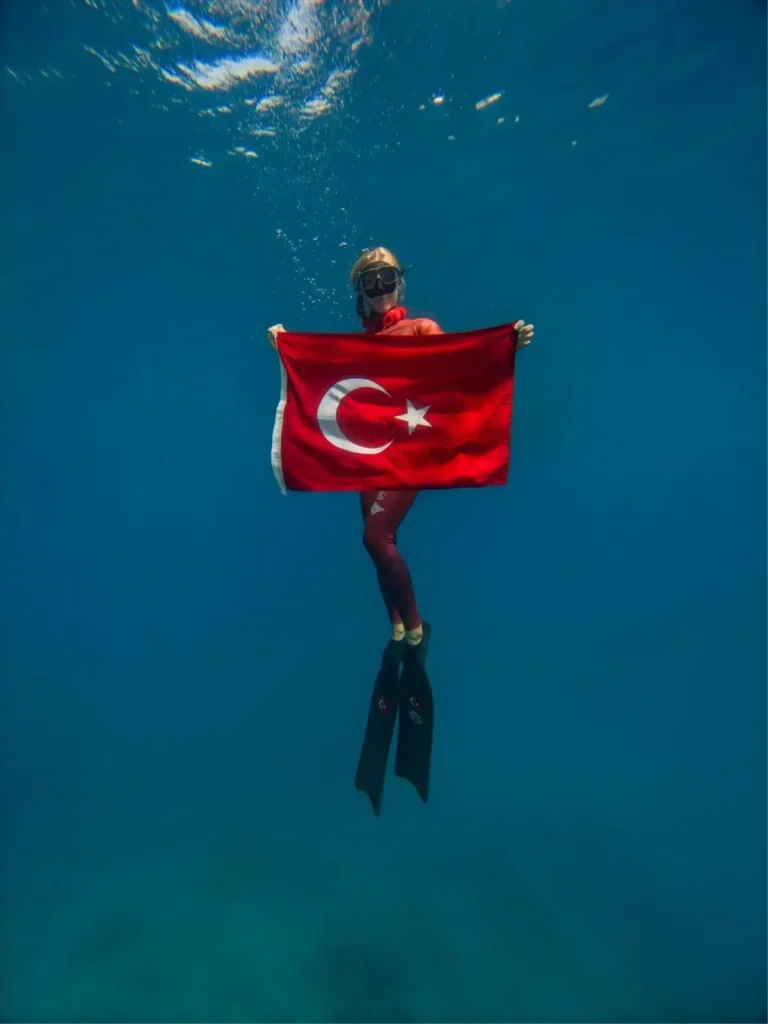 Sahika Ercumen Den Batik Tanka Turk Bayragiyl 18992548 Amp - Yazar Kadın