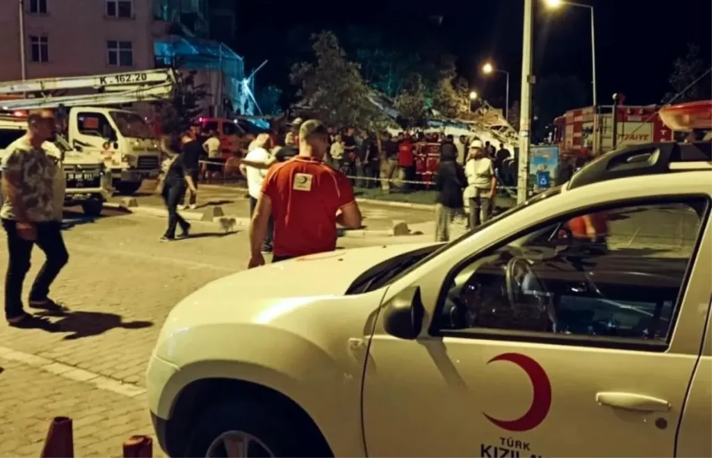 Turk Kizilay Sindirgi Depremi Sonrasi Afetzed 18934753 Amp - Yazar Kadın