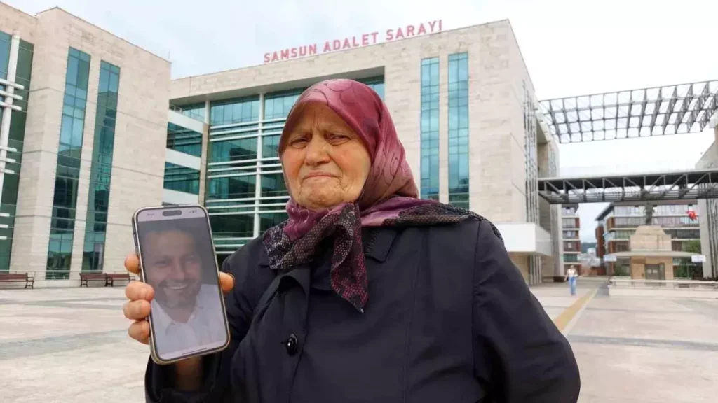 Yasli Kadin Bir Aydir Kayip Oglunu Ariyor 18907051 Amp - Yazar Kadın