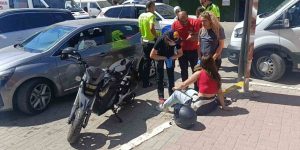 Manavgat’ta genç kız motosiklet kazasında kaskıyla kurtuldu.