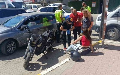 Manavgat’ta genç kız motosiklet kazasında kaskıyla kurtuldu.