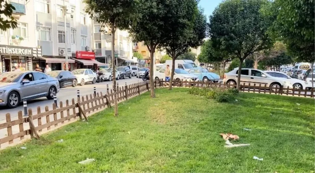 Bahcelievler De 16 Yasindaki Kiz Ile Annesi 19090176 2687 Amp - Yazar Kadın