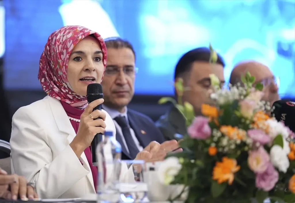 Bakan Goktas Manisa Da Turkiye Yuzyili Bulusm 19020243 Amp - Yazar Kadın