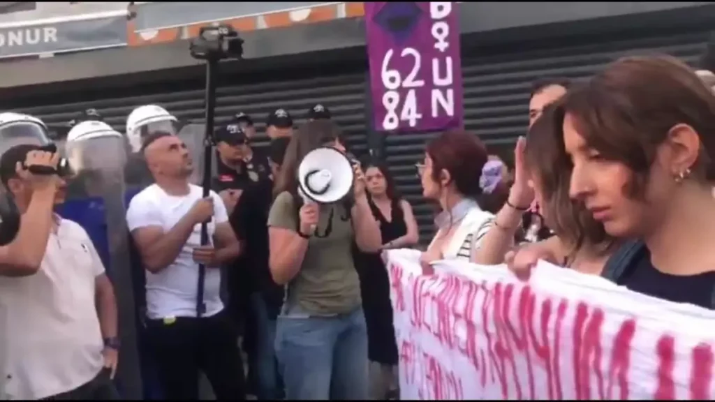 Bogazici Nde Hilal Ozdemir Protestosuna Polis 19007993 Amp - Yazar Kadın