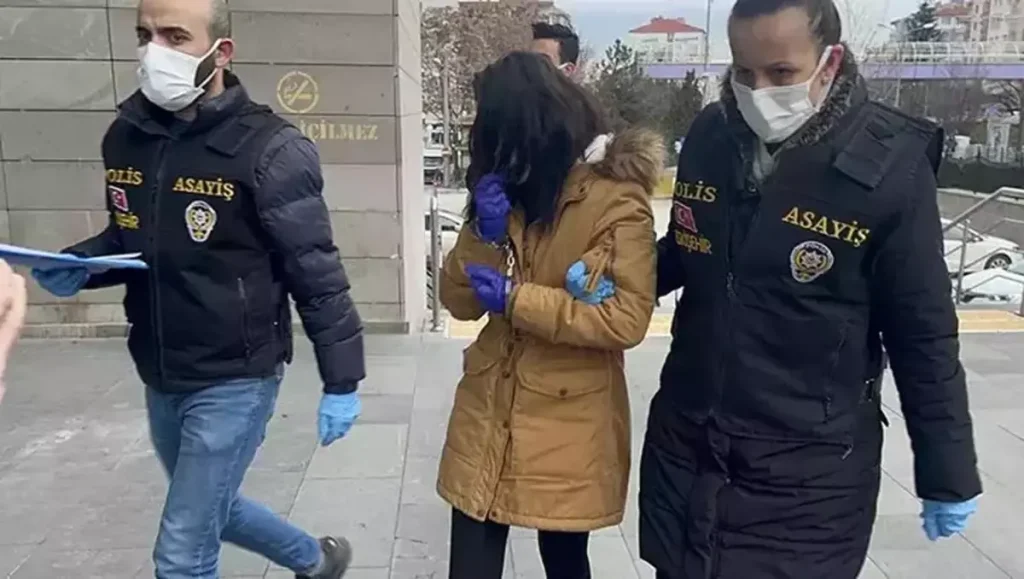 Halasini Bicaklayarak Olduren Sanigin Akil Sa 19103083 Amp - Yazar Kadın