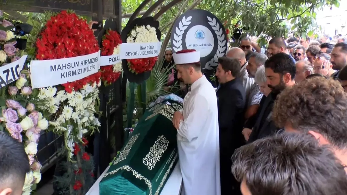 Sarkici Gullu Son Yolculuguna Ugurlandi 19093140 Amp - Yazar Kadın