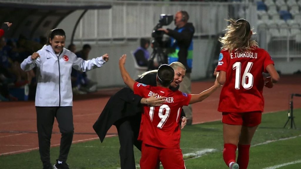 A Milli Kadın Futbol Takımı, Kosova'yı Farklı Yendi - Yazar Kadın