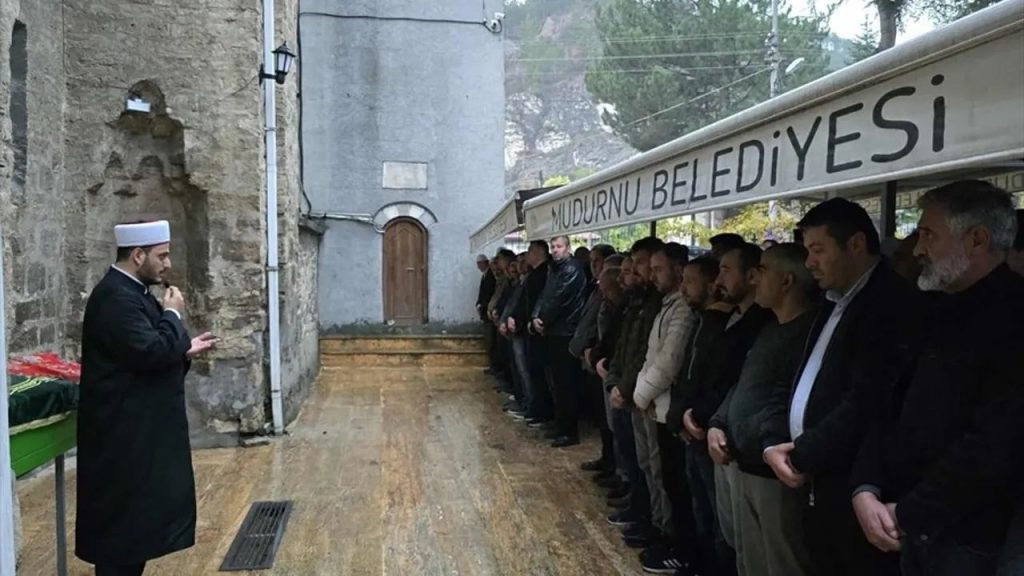 Bolu'da Av Tüfeğiyle Vurulan Kadının Cenazesi Toprağa Verildi - Yazar Kadın